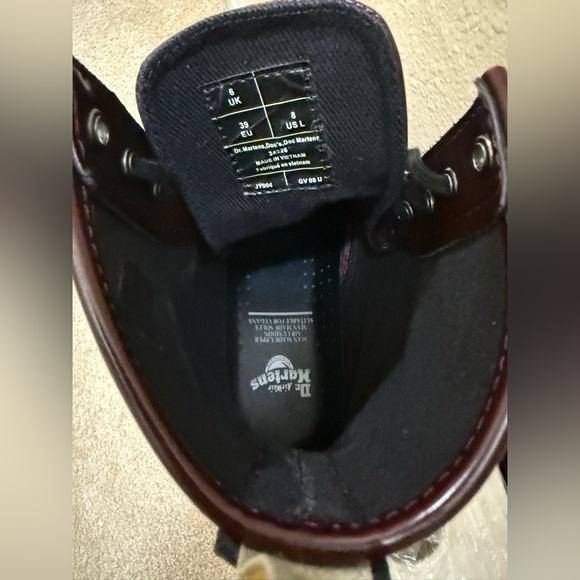 Dr. Martens women’s 8 Burgundy Boots - Picture 4 of 5